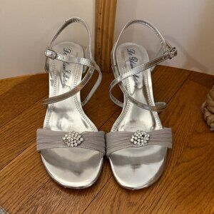 De Blossom David's Bridal Silver Kitten Heel Strappy Sandals w Rhinestones